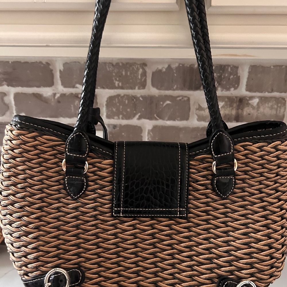 SOLD
VINTAGE!!!! Brighton Woven Tan and Black Shoulder Bag with Heart Charm - Picture 6 of 13